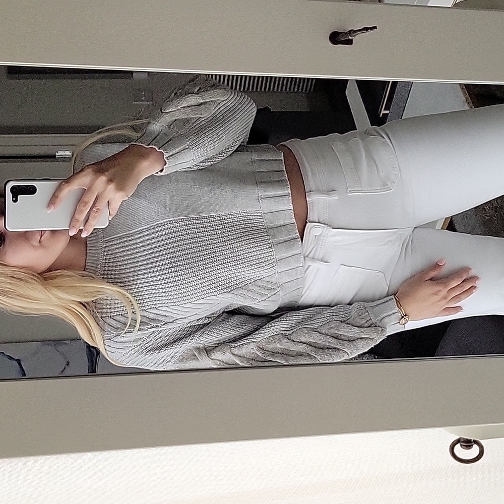 initial NWT Pullover Cropped, Light Grey - Picture 7 of 13